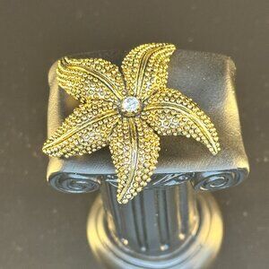 ⭐ Vintage Gold-Tone Starfish Brooch with Rhinestone Center – Nautical Glam